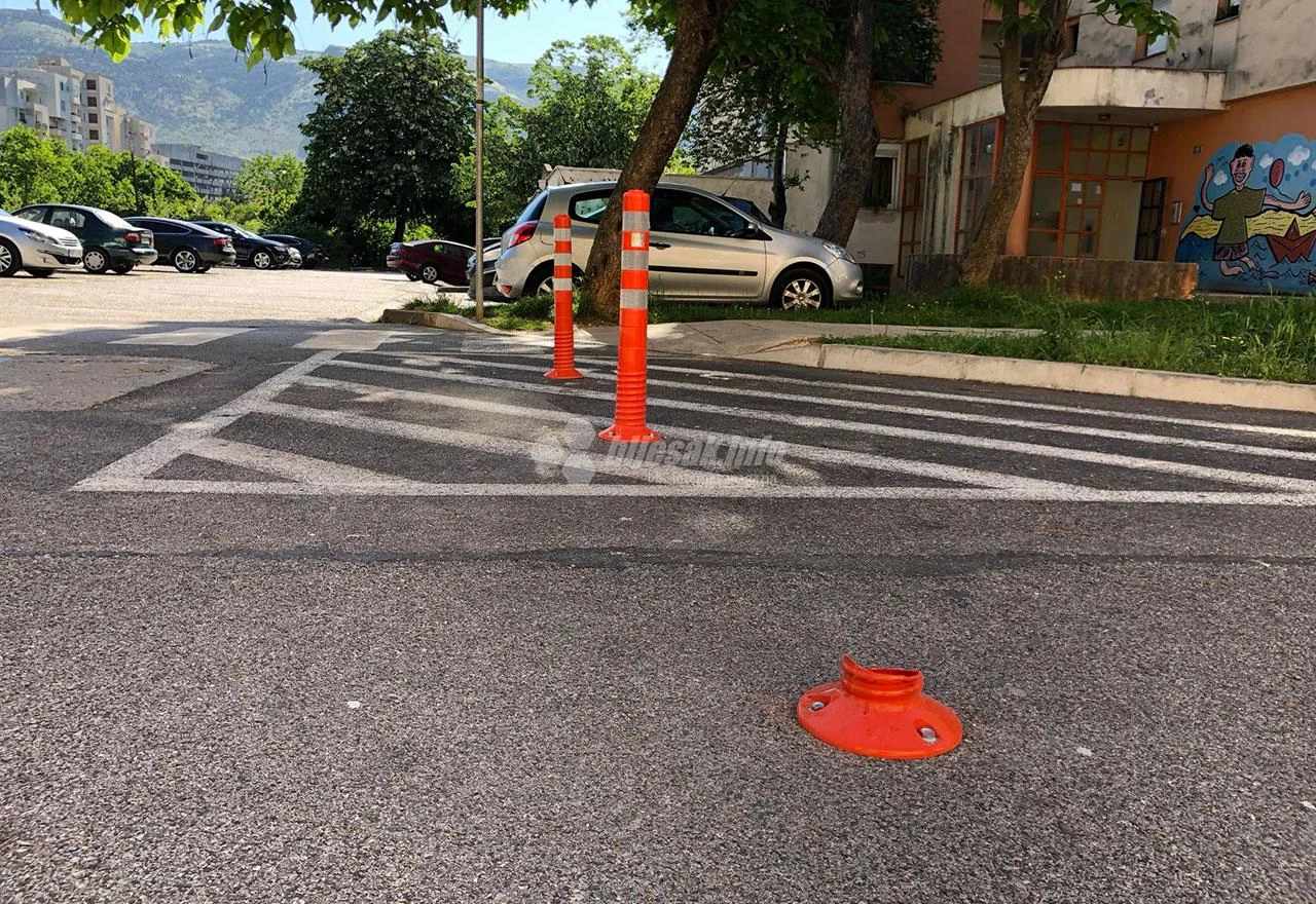 Mostar | Nastavlja se "saga u Zagrebačkoj": Ponovno ispilani stupići Mo Parkinga