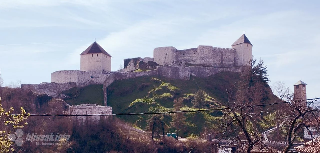 Tešanj, nebeska arabeska ispod labuđih krila od žestac kamena