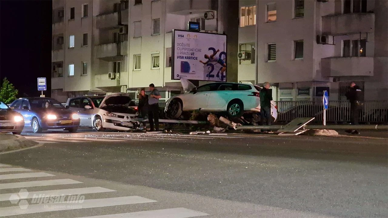 Prometna na Bulevaru: Od siline udarca srušio rasvjetni stup, oštećena dva vozila