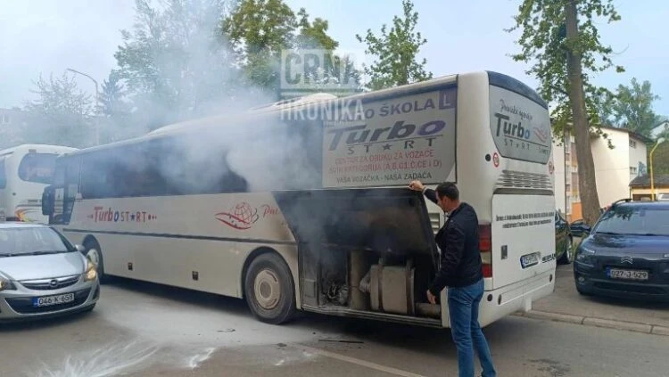U Tuzli se zapalio autobus koji je prevozio djecu na ekskurziju