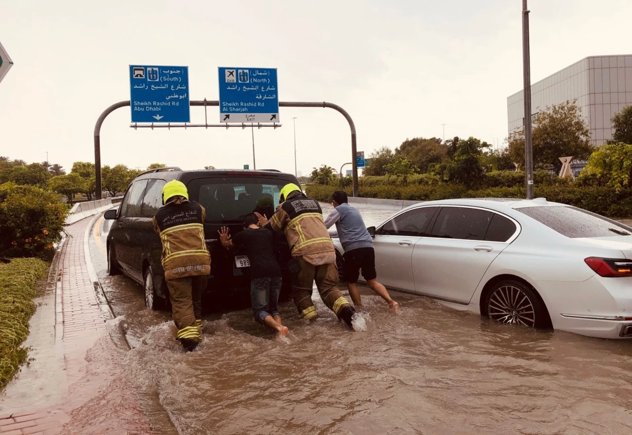 Kiša napravila kaos u Dubaiju: Poplavljene ceste, problemi u zračnoj luci