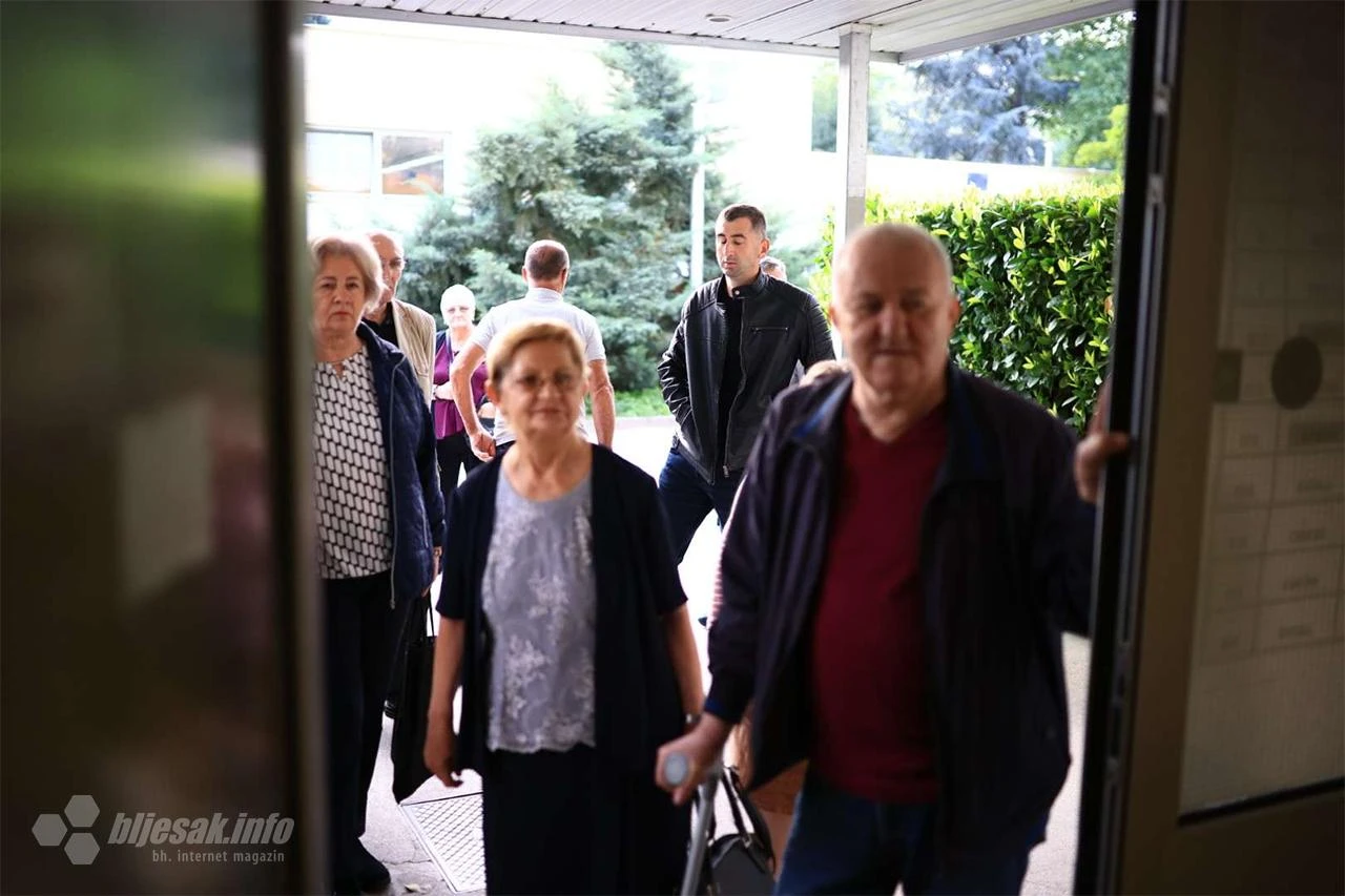 FOTO | U BiH otvorena biračka mjesta za izbore u Hrvatskoj