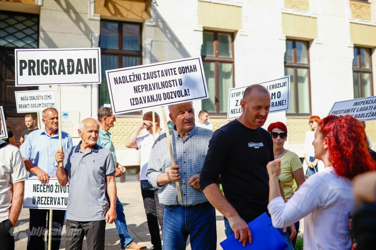 Sjednica u Vijećnici, građani ispred: Tražimo poštivanje zakona i zakonit Prostorni plan