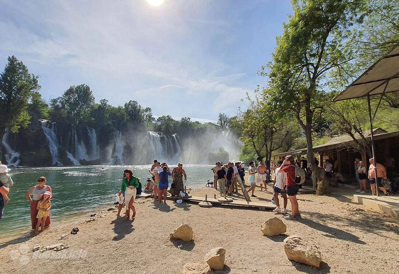 FOTO | Nazire se ljetna sezona u Hercegovini: Hrabri turisti se kupali u Trebižatu
