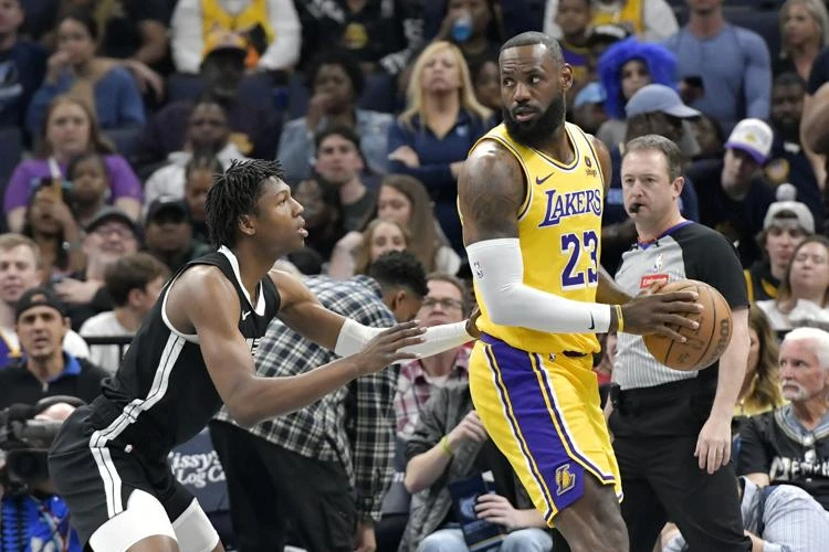 VIDEO I Lakersi i Memphis zbog greške igrali utakmicu 66 sekundi duže
