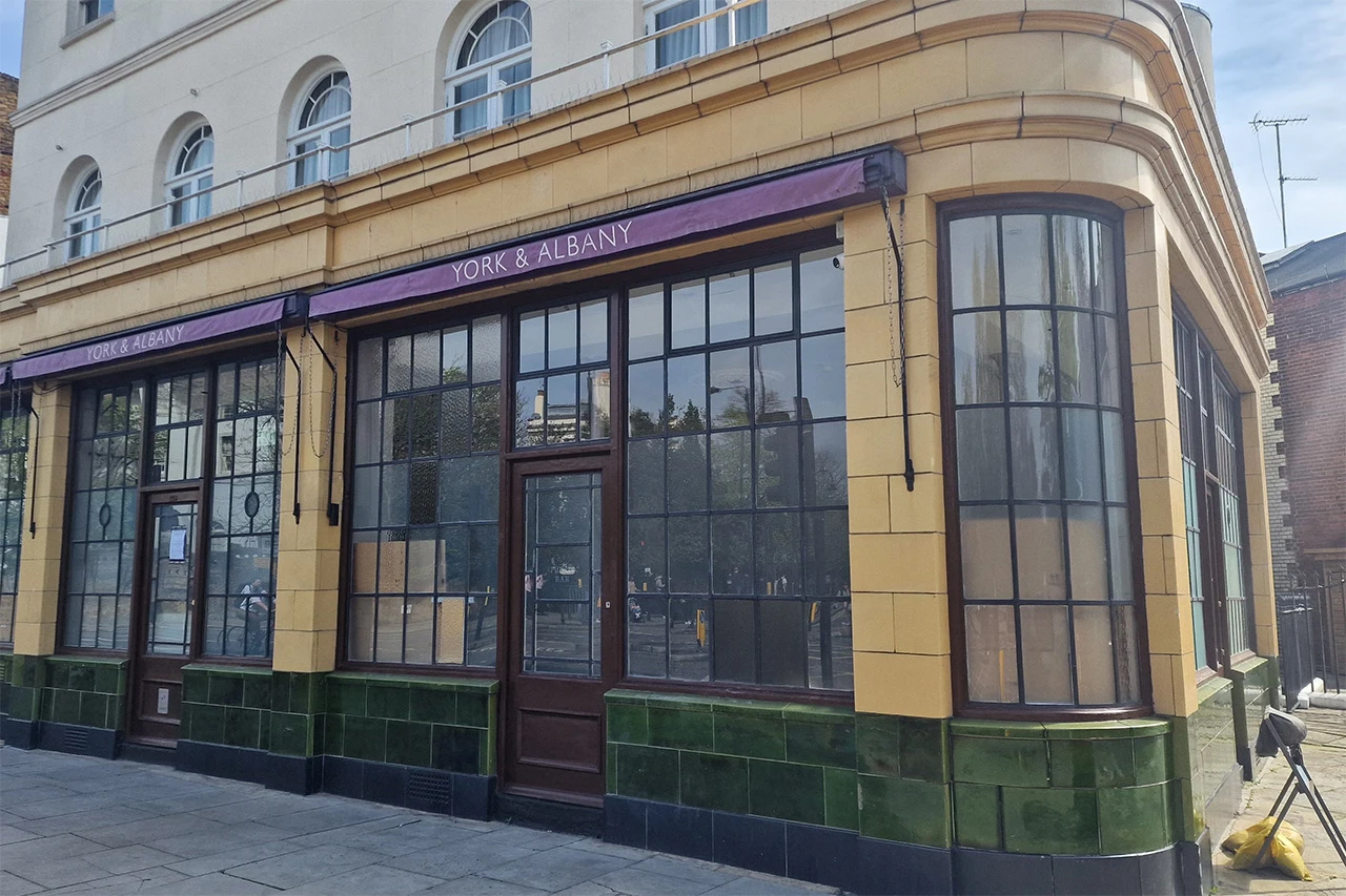 Londonski pub Gordona Ramsaya zauzeli skvoteri
