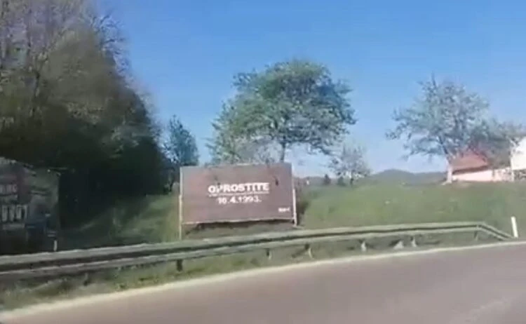Plakat s natpisom na ulazu u Ahmiće: Oprostite u ime građana Republike Hrvatske