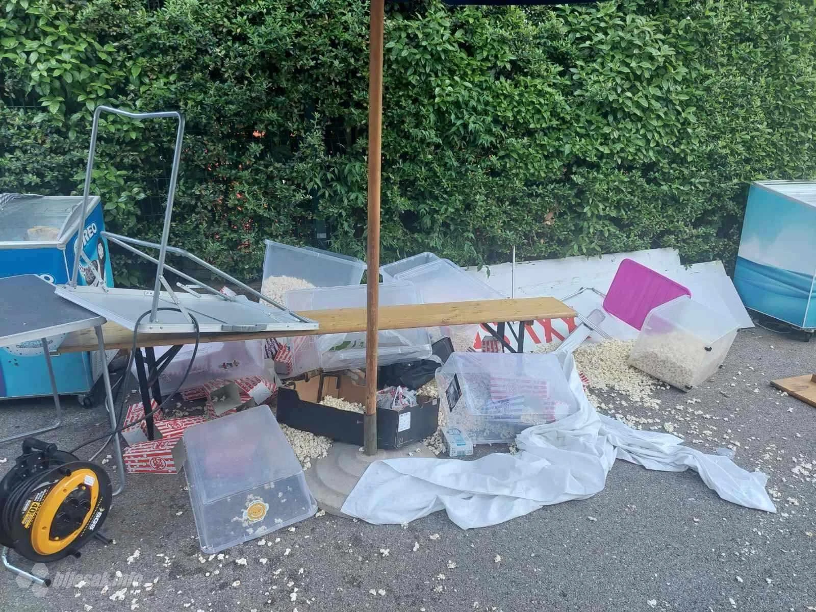 Mostar: Ozlijeđena jedna osoba i demoliran štand Udruge za Down Sindrom