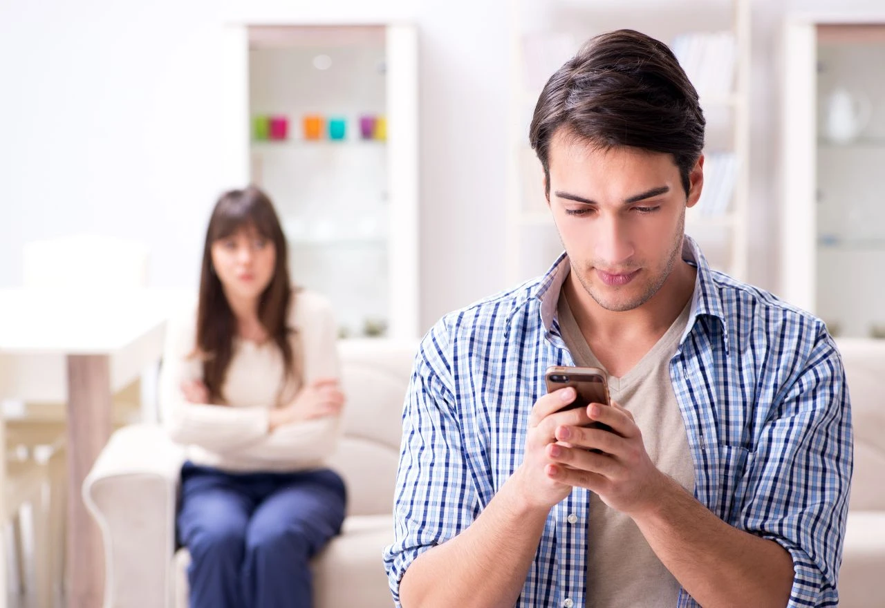 10 znakova da vaš partner skriva nešto na svom telefonu