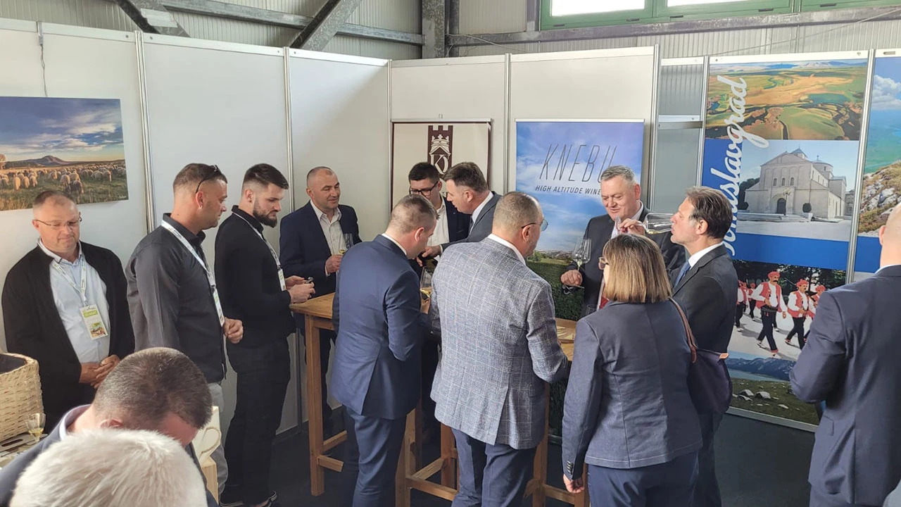 Izlagači iz Hercegbosanske županije sa sirom, vinom, rakijom i medom u Bjelovaru