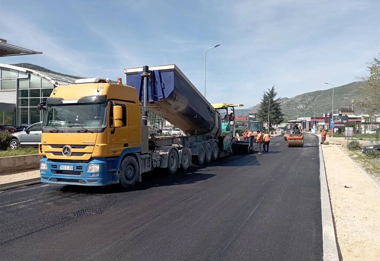 Asfaltirana cesta u Rodoču