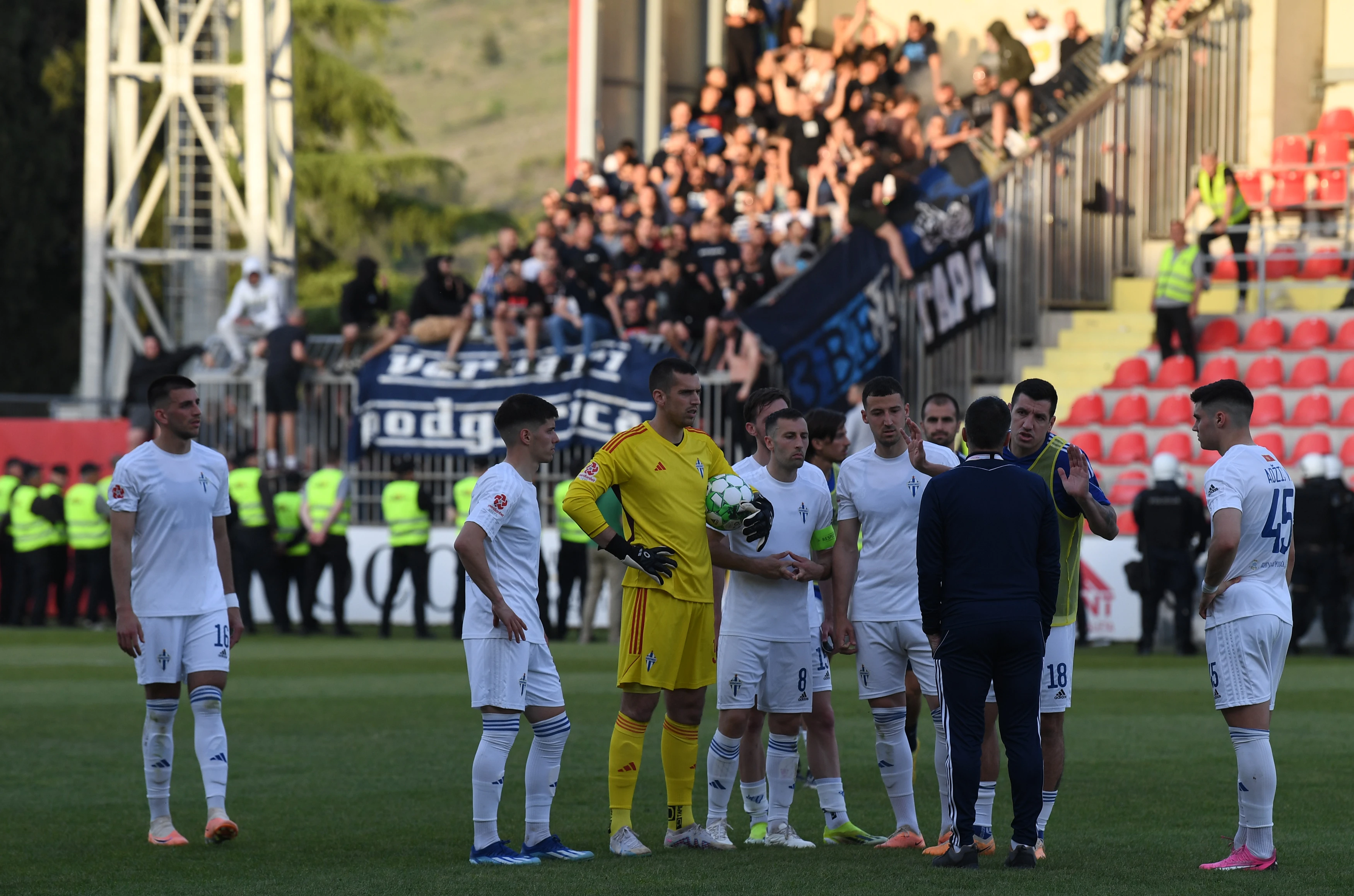 VIDEO I Derbi u Crnoj Gori prekinut na skoro sat vremena zbog navijača