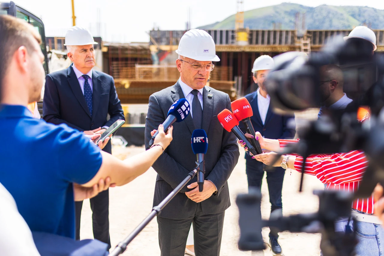 FOTO | Političari na gradilištu: HNK Mostar simbol je hrvatskog naroda u BiH