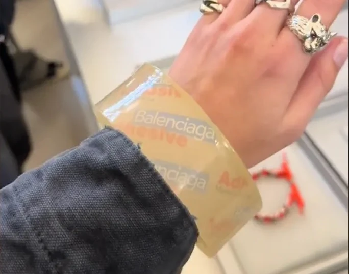Balenciaga prodaje "narukvicu" koja podsjeća na rolu selotejpa