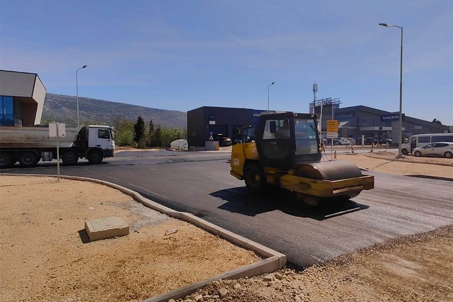 Postavlja se završni sloj asfalta na rekonstrukciju prometnice u Rodoču