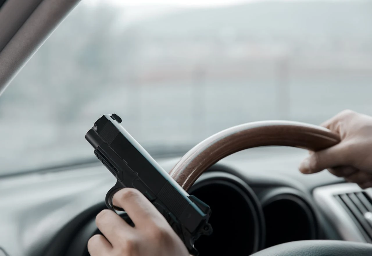 Mostar: Iz automobila prijetio pištoljem, u stanu mu pronađeni kokain, oružje i meci