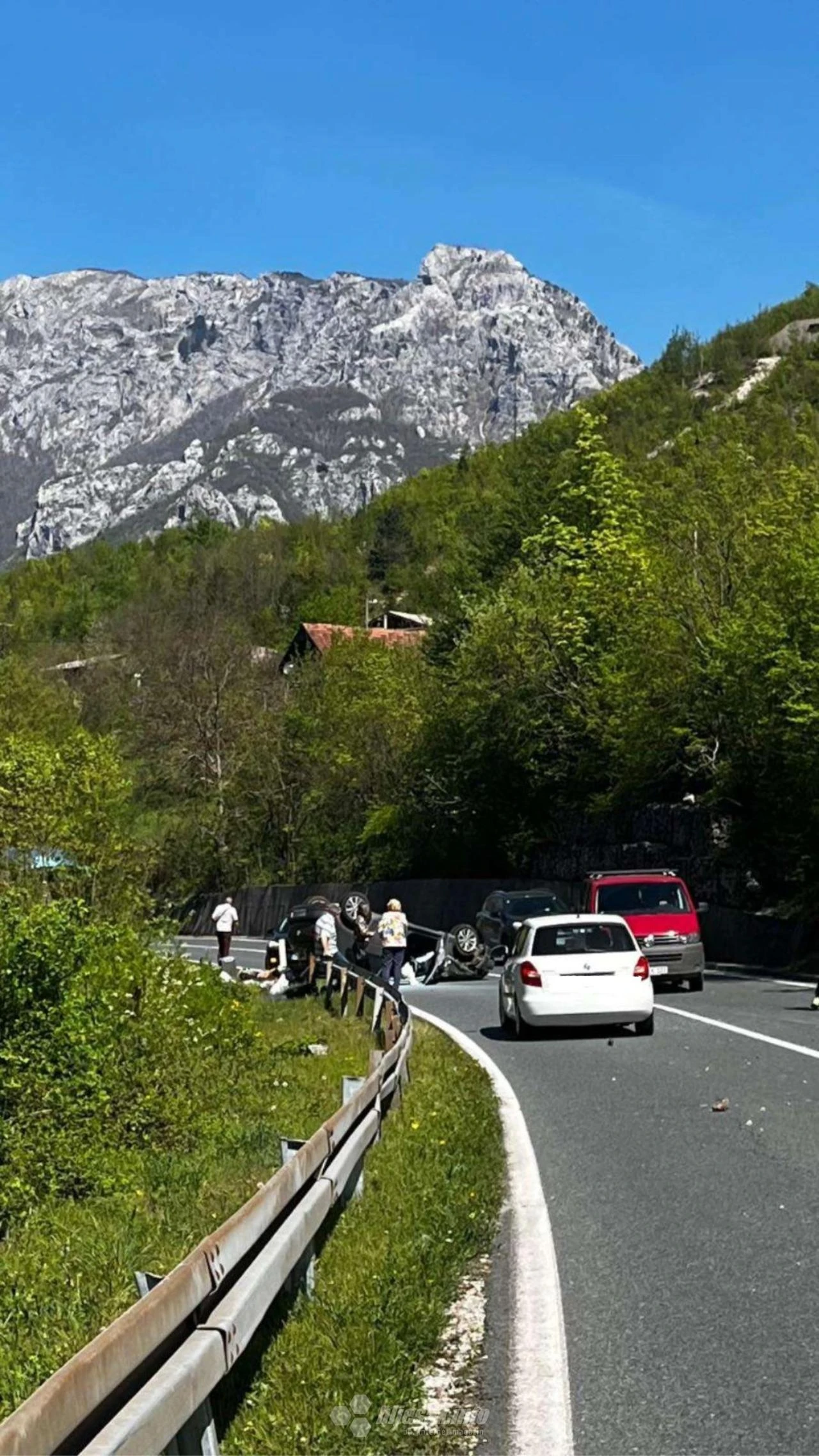 Prometna nesreća u Grabovici: Automobil završio na krovu 