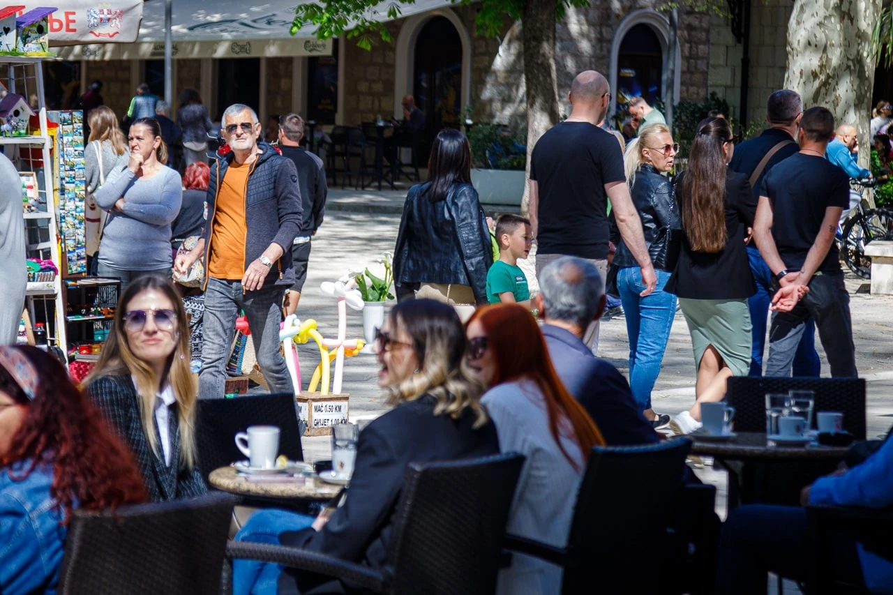 Sunce 'izmamilo' Trebinjce - Ulice pune, bašte kafića još punije 