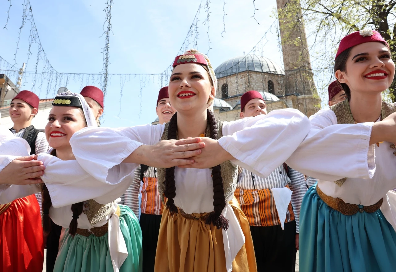 Svečani defile kroz Sarajevo - Lijepa razglednica iz glavnog grada BiH 