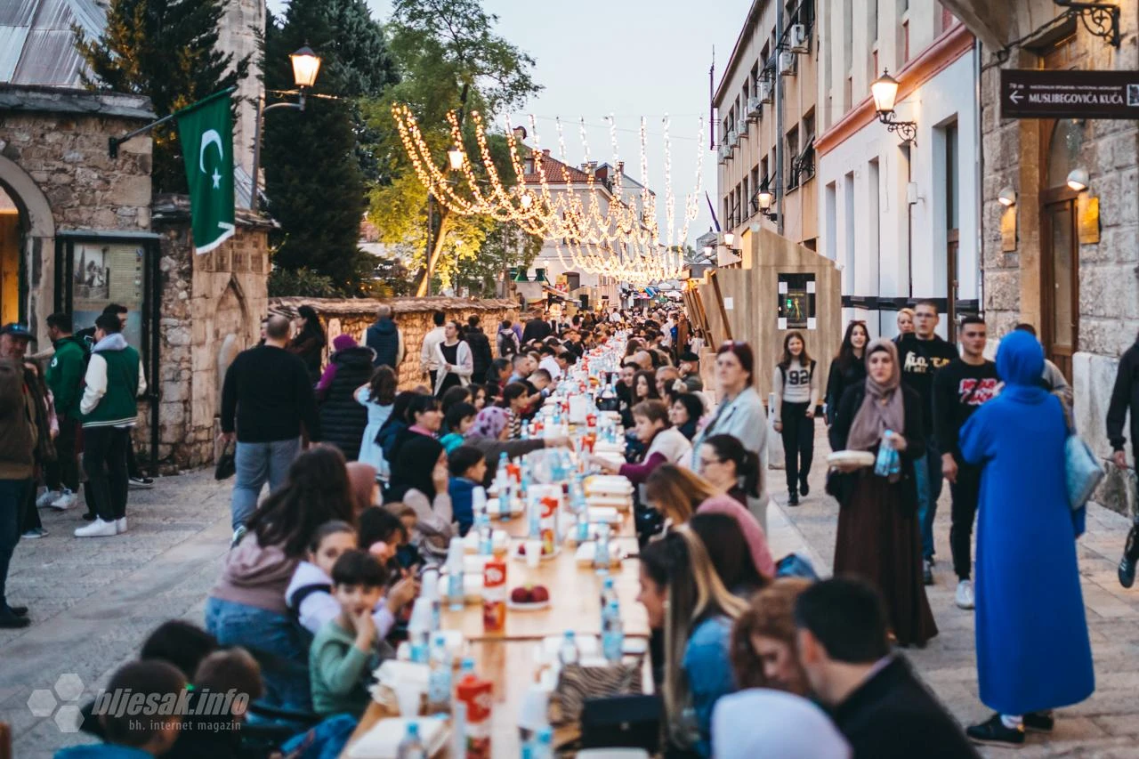 FOTO | Mostarci zajedno iftarili u Fejićevoj ulici