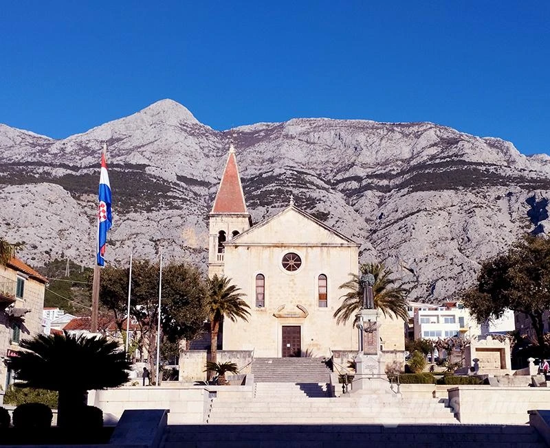 Makarska: Podaj se pjanom vjetru života / pa nek te vije bilo kud...