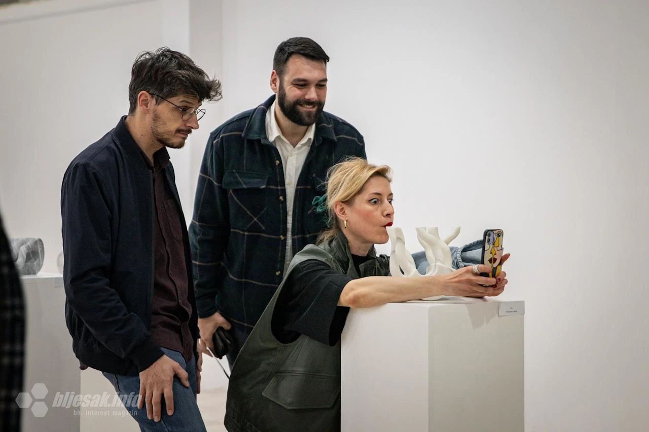Skulpture koje dišu emocijama: Maša Paunović Mostarcima predstavila 'Oslobađanje' 