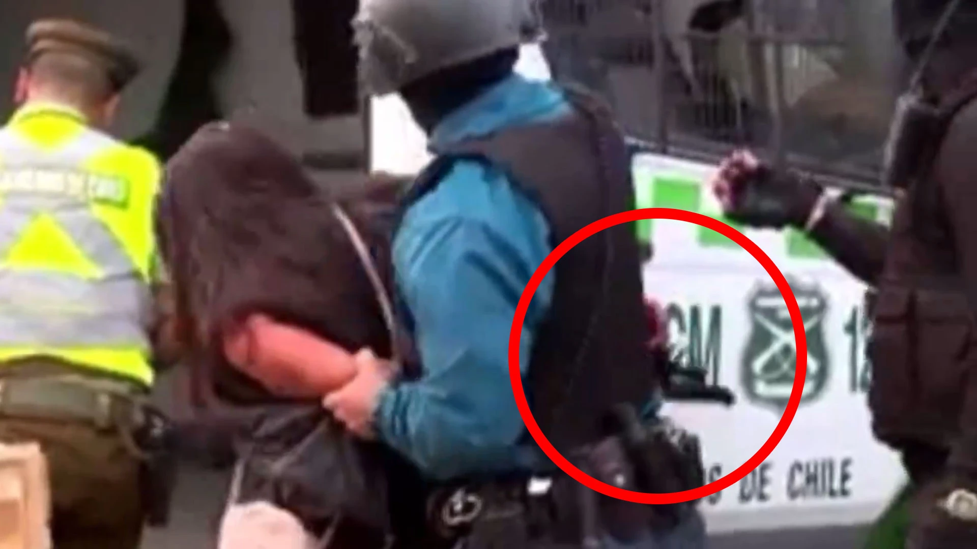 VIDEO | Dok su je privodili, izvukla policajcu pištolj i zapucala