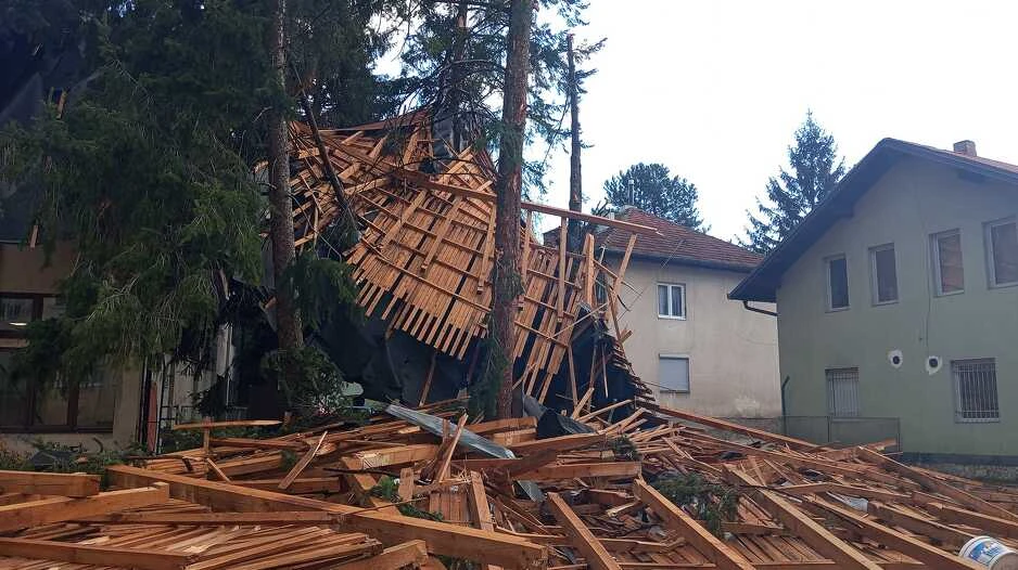 Olujni vjetar odnio krov sa gimnazije u Gračanici