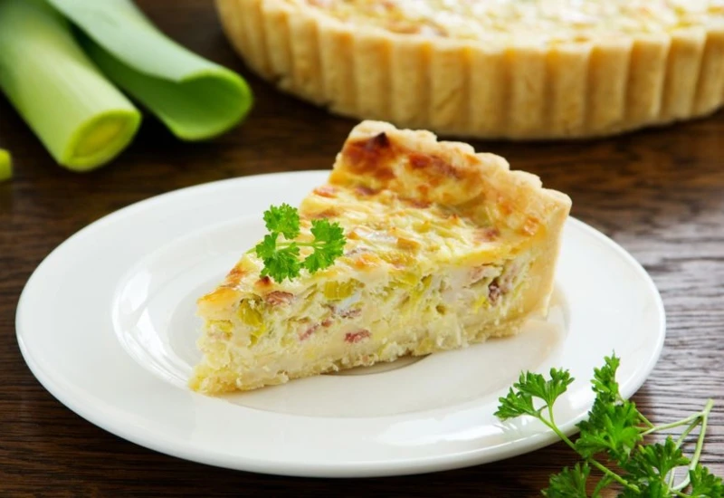 Slana pita od ostataka šunke i mladog luka
