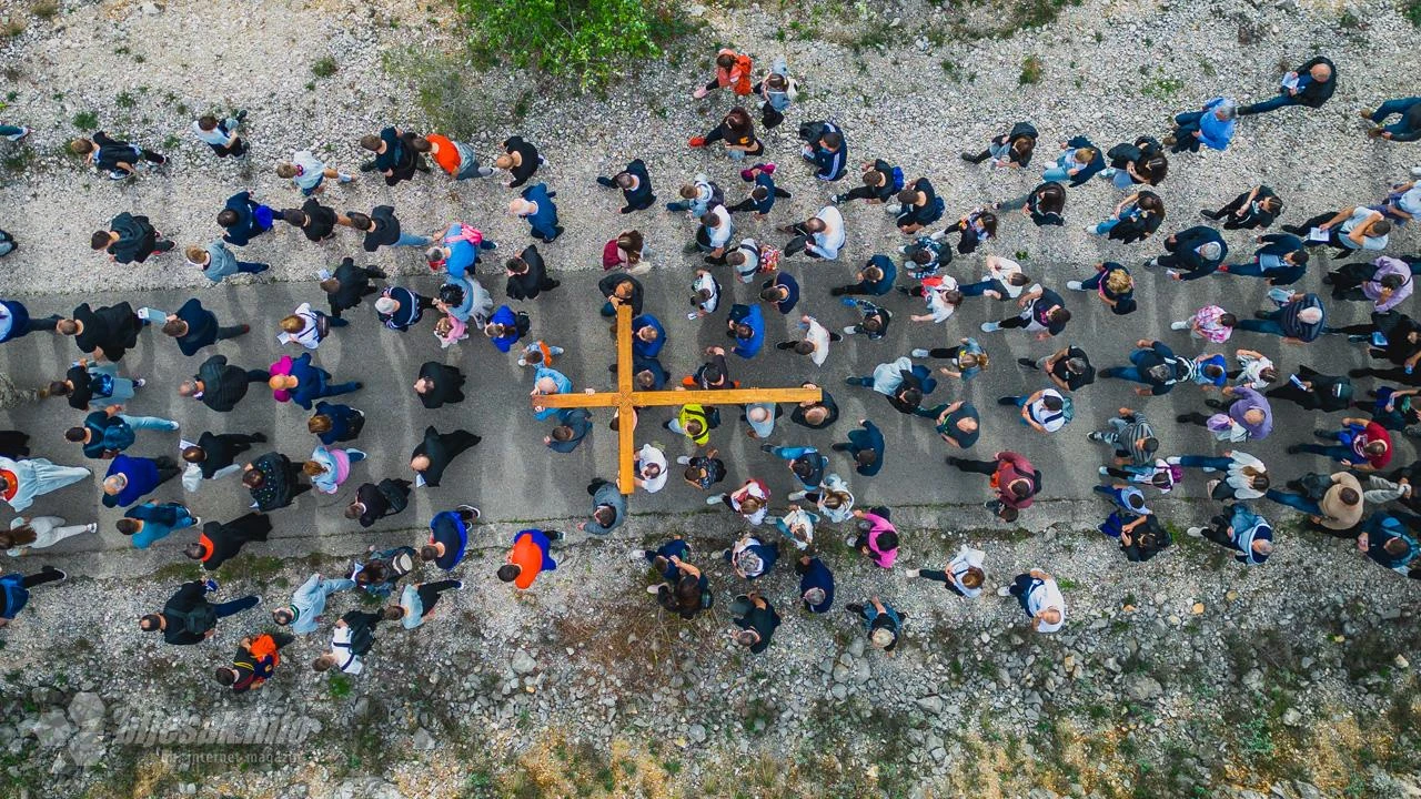 FOTO | Križni put: Tisuće vjernika hodočastilo na Hum