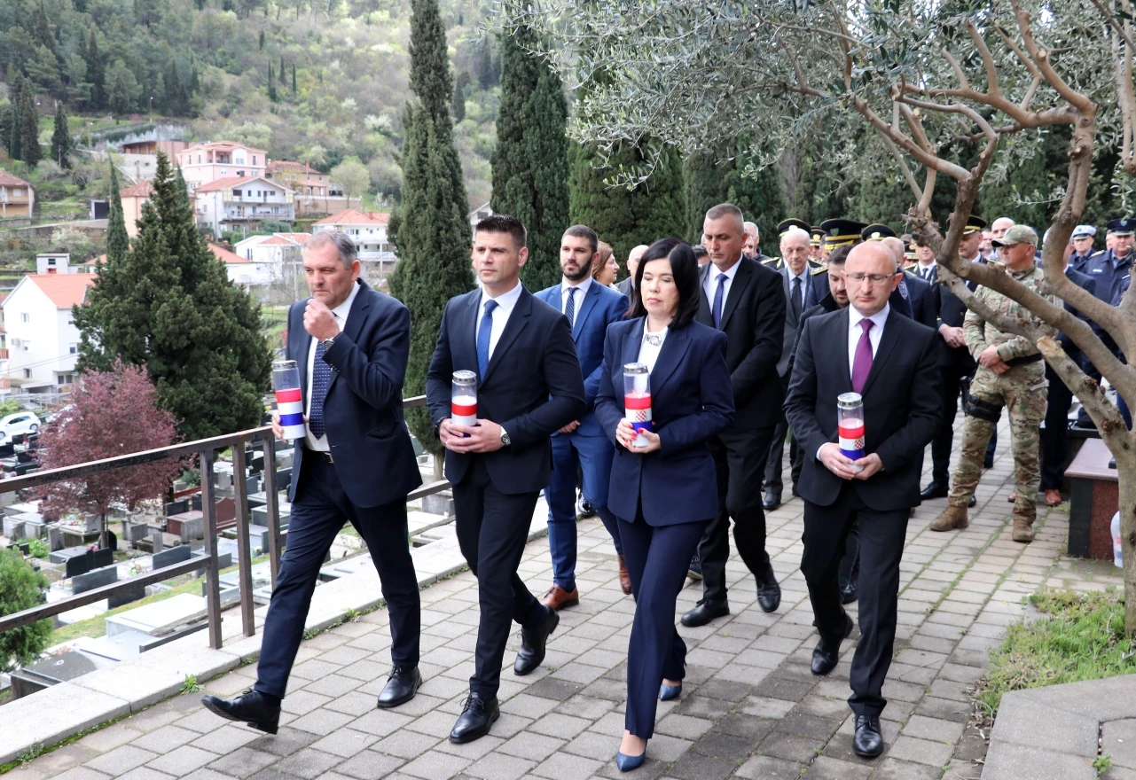 Vijenci i svijeće u sjećanje na Jozu Leutara 