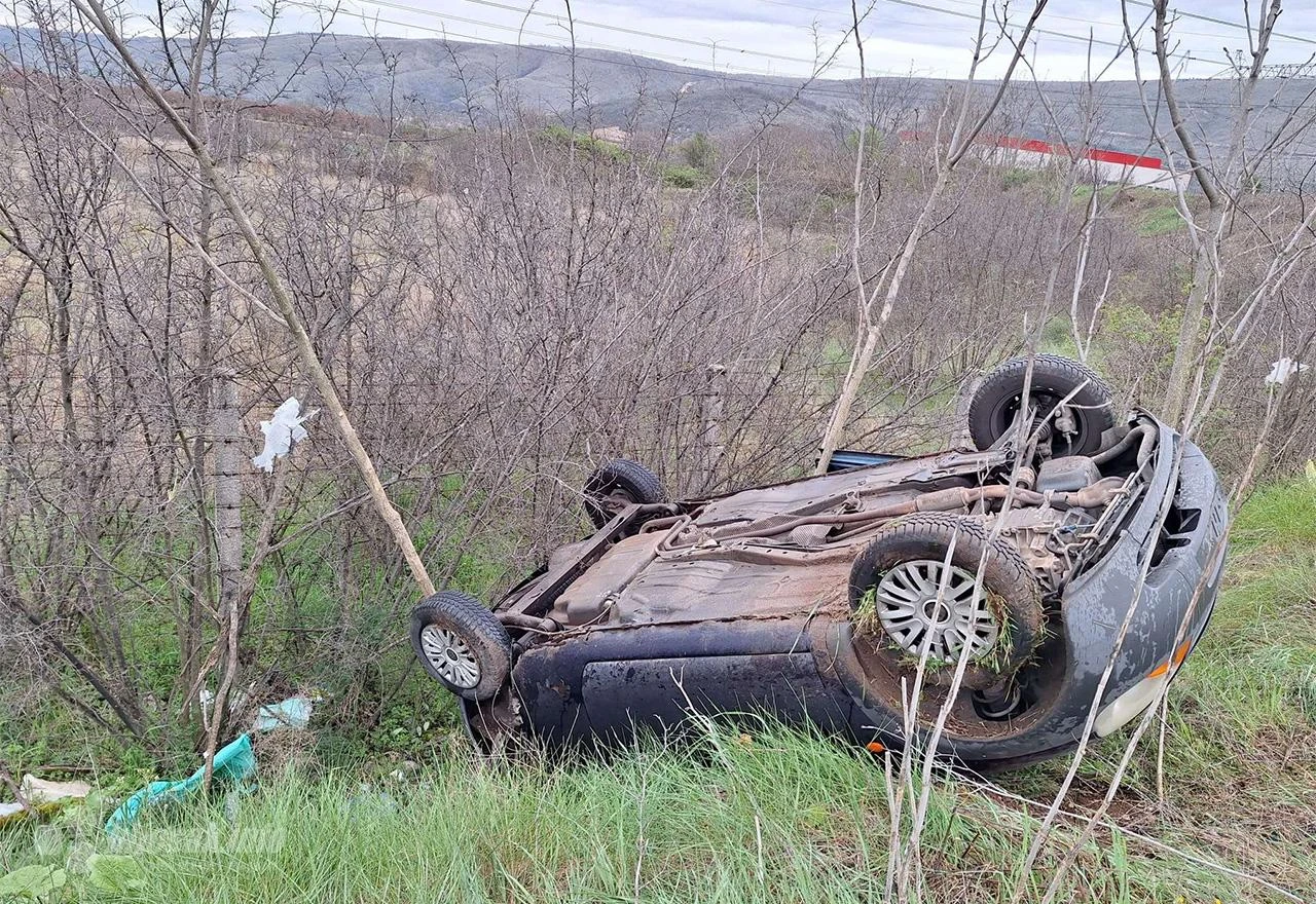 Donja Jasenica: Auto završilo na krovu