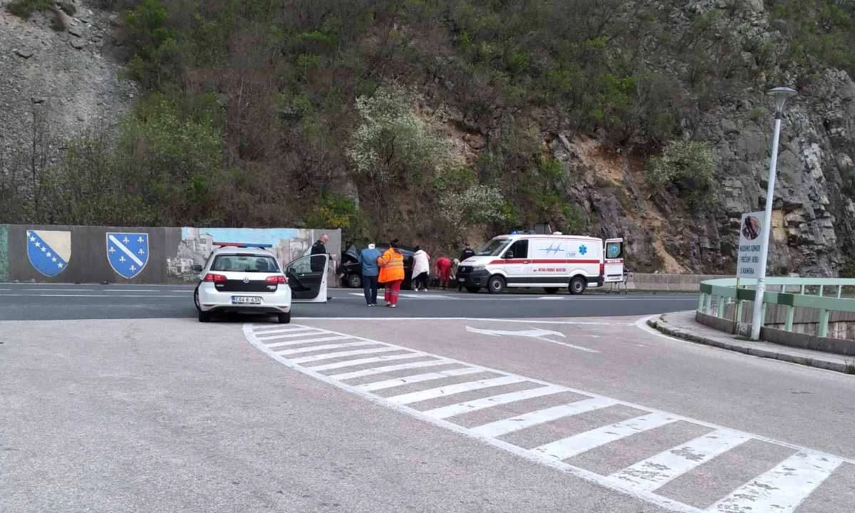 Jedna osoba teško ozlijeđena u prometnoj nesreći u Drežnici