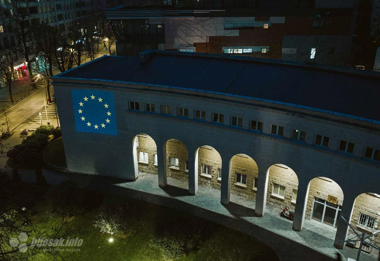 Kosača osvjetljena bojama Europske unije