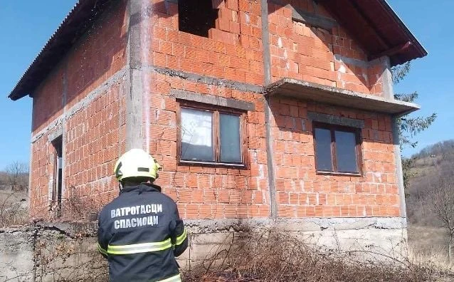 Čistio njivu, palio korov pa zapalio kuću