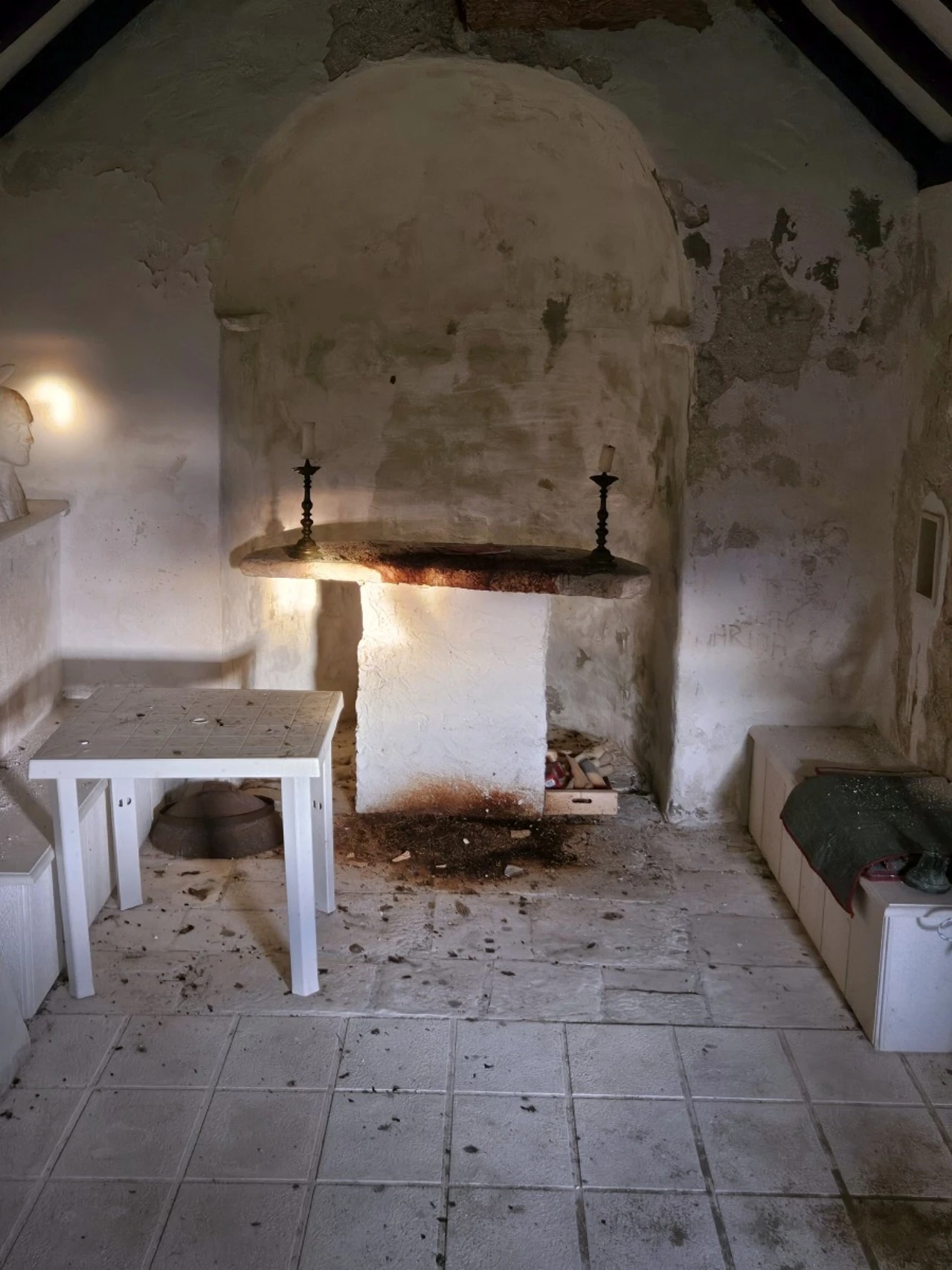 Divljaštvo u crkvi: Roštiljali na oltaru i spremali peku 