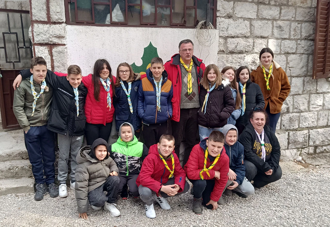 Izviđači i planinke na topo školi