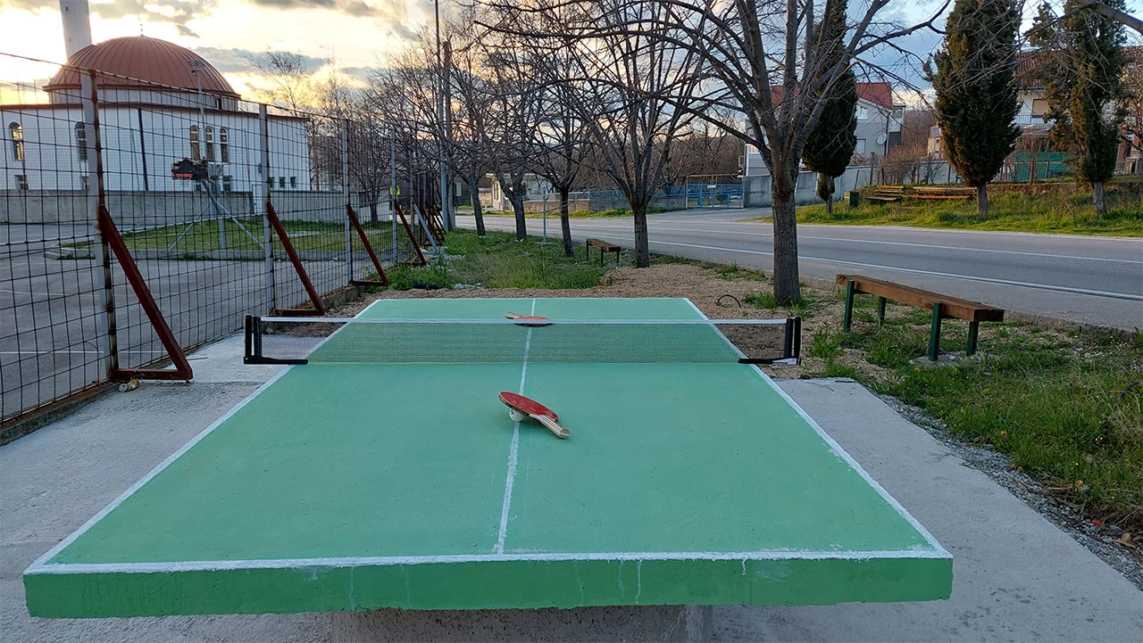 Dračevice dobile betonski stol za stolni tenis
