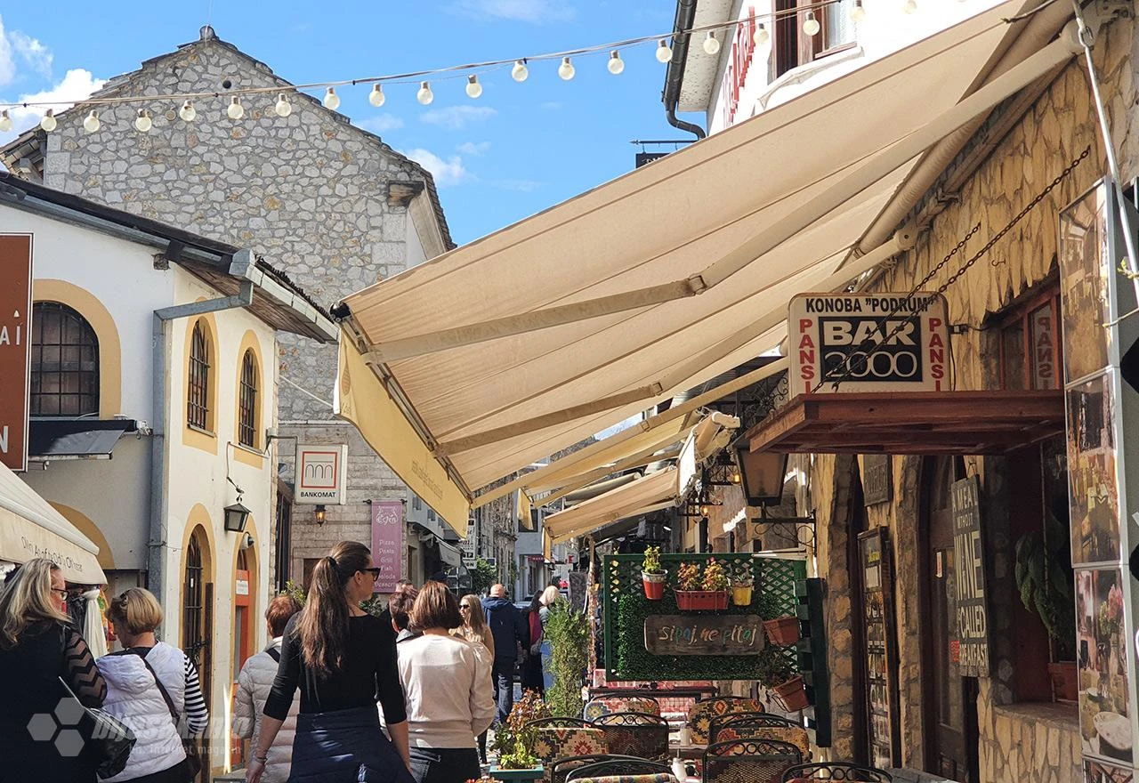FOTO Ponuda mostarskog Starog grada: Limunada za 5 KM, mamac skakača i igra smeća