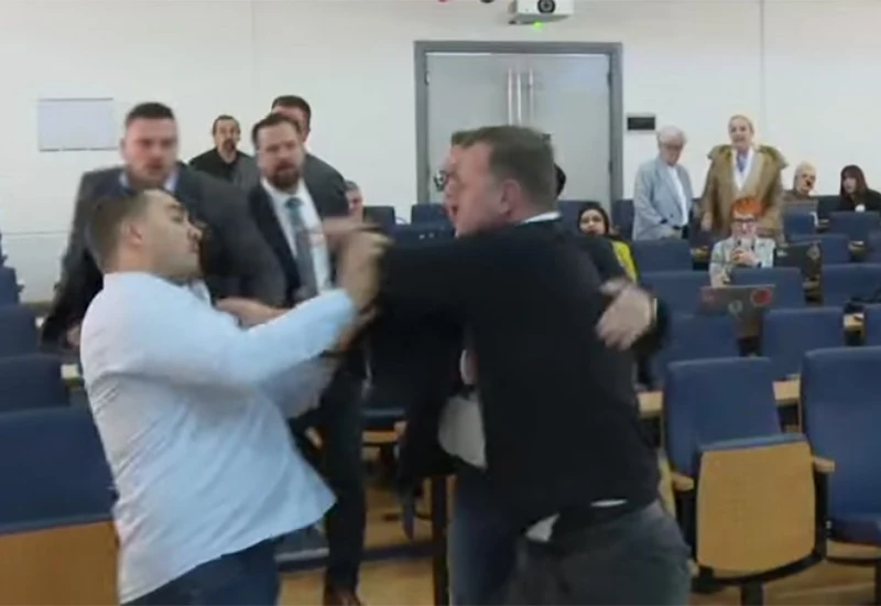VIDEO | Kaos u Skupštini: Zahiragić skočio da se tuče