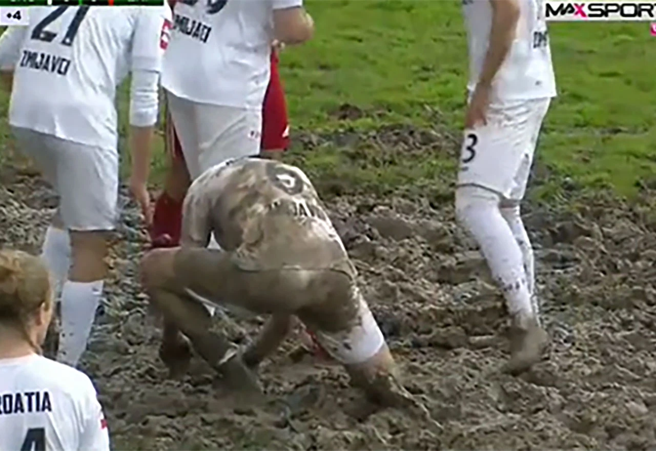 VIDEO | Prskalo iz Zrinjskog promašio penal, ali teren je ono o čemu se ne prestaje pričati