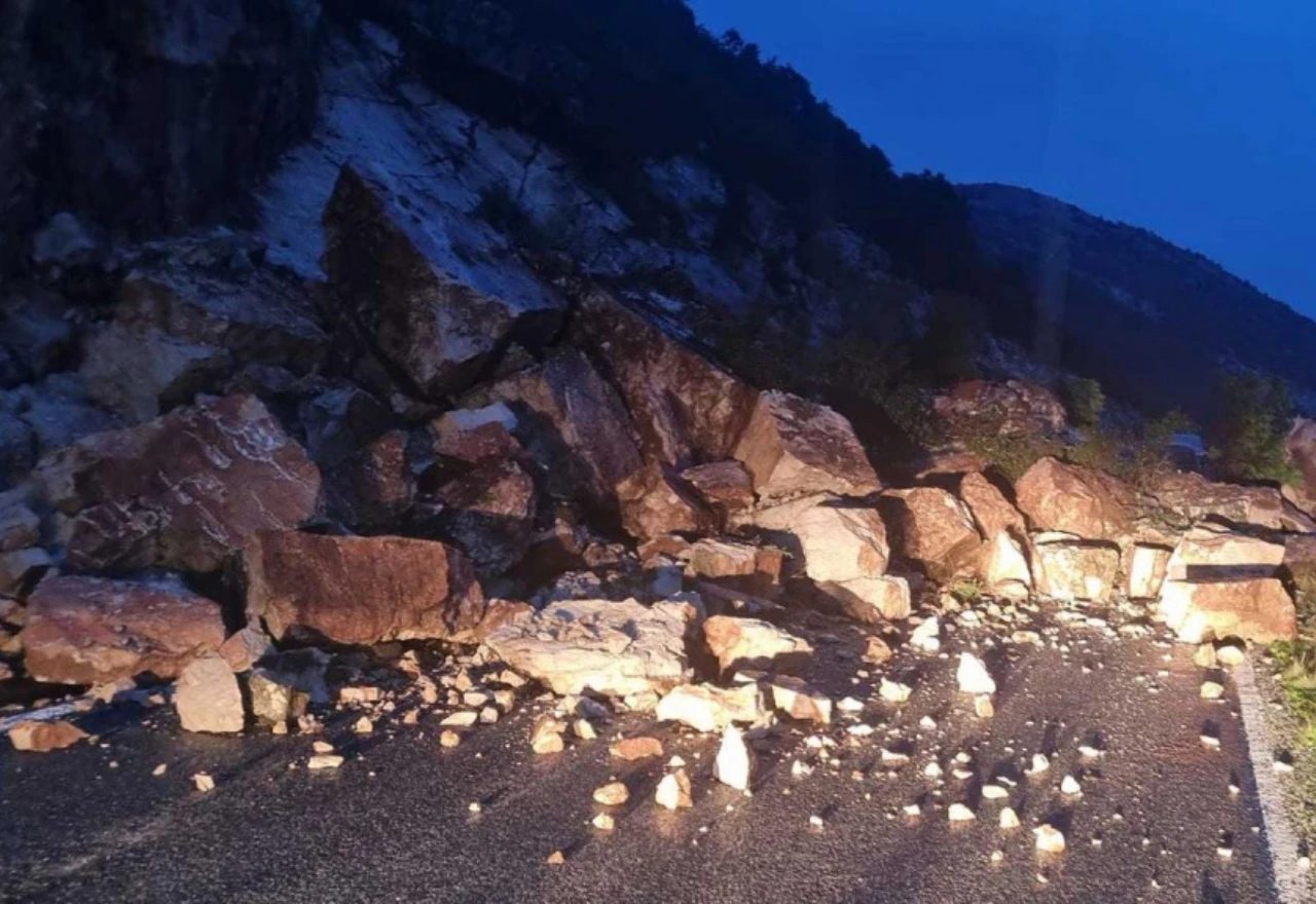 Kamenje veličine kombija palo na cestu 