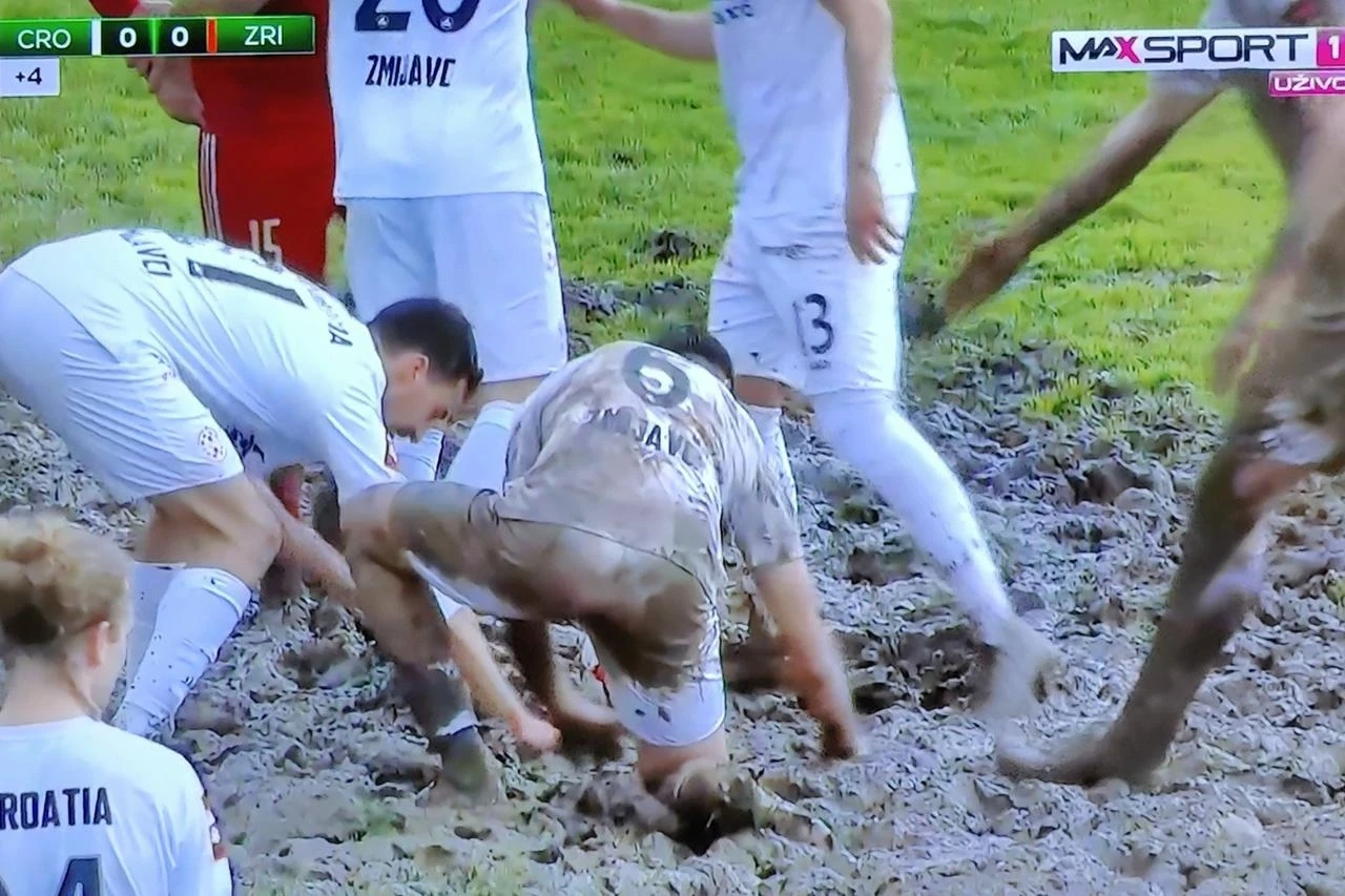 VIDEO | Nogometaši Zrinskog i Croatije rukama kopali u blatu 