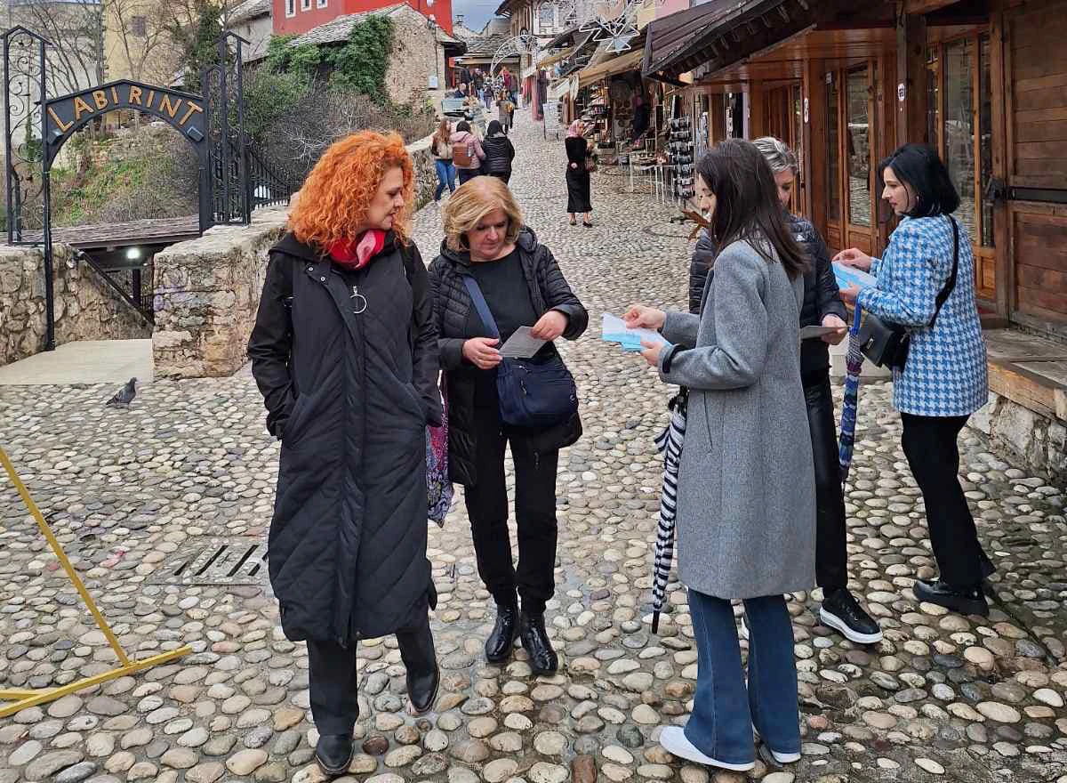 Mostar - Podijeljeni letci o platformi ženskih prioriteta za Ustavne promjene