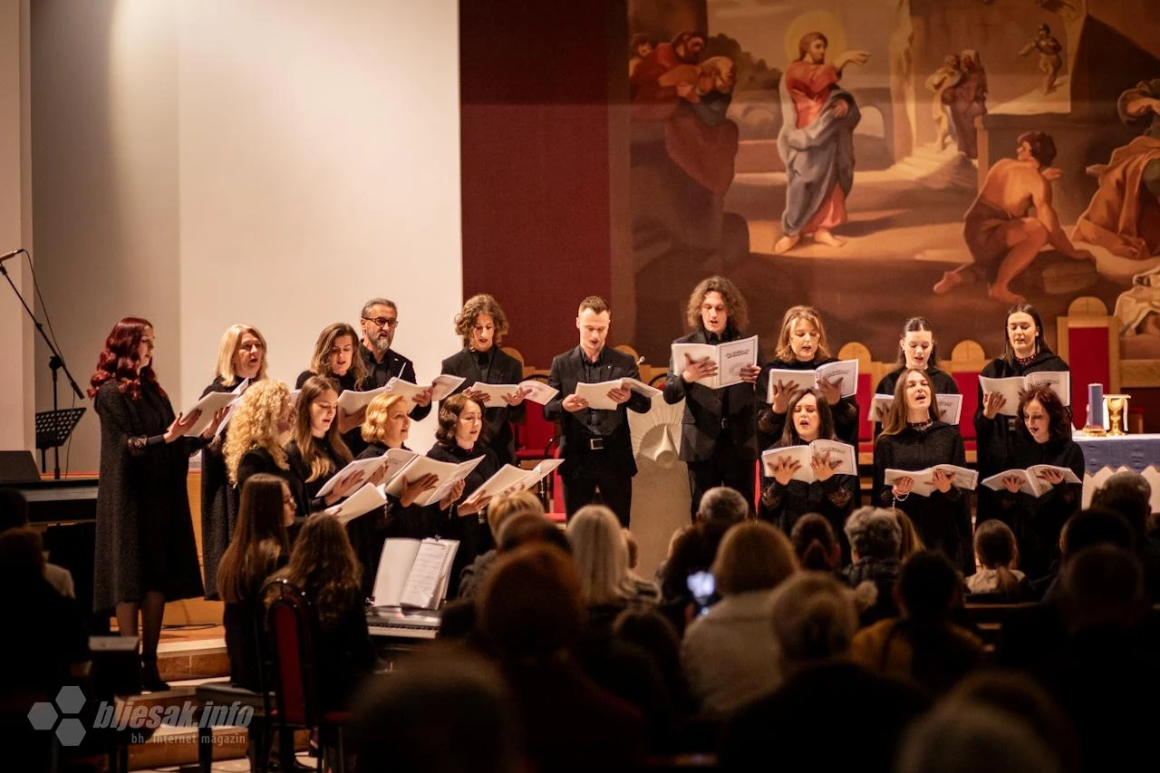 FOTO | U Mostaru održan Korizmeni koncert Etno skupine Čuvarice