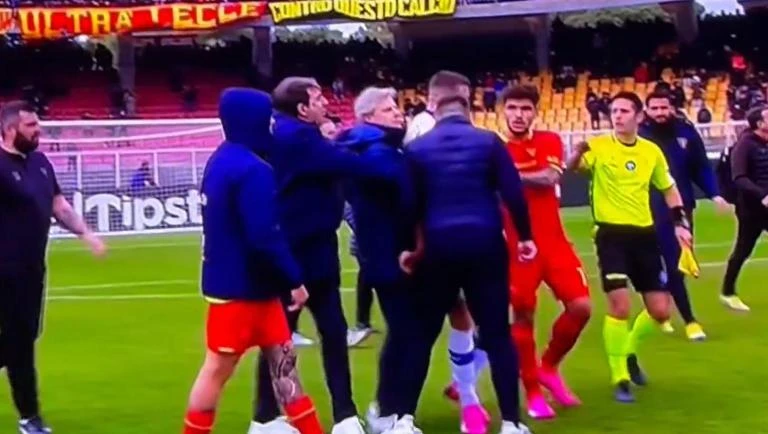 VIDEO I Slavlje Verone, trener domaćih udario glavom gostujućeg napadača 