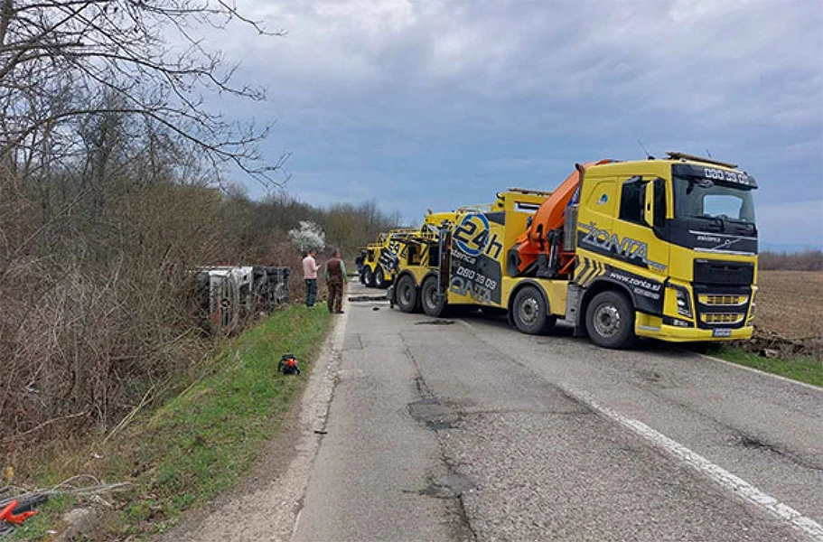 Prevrnuo se kamion koji je prevozio automobile