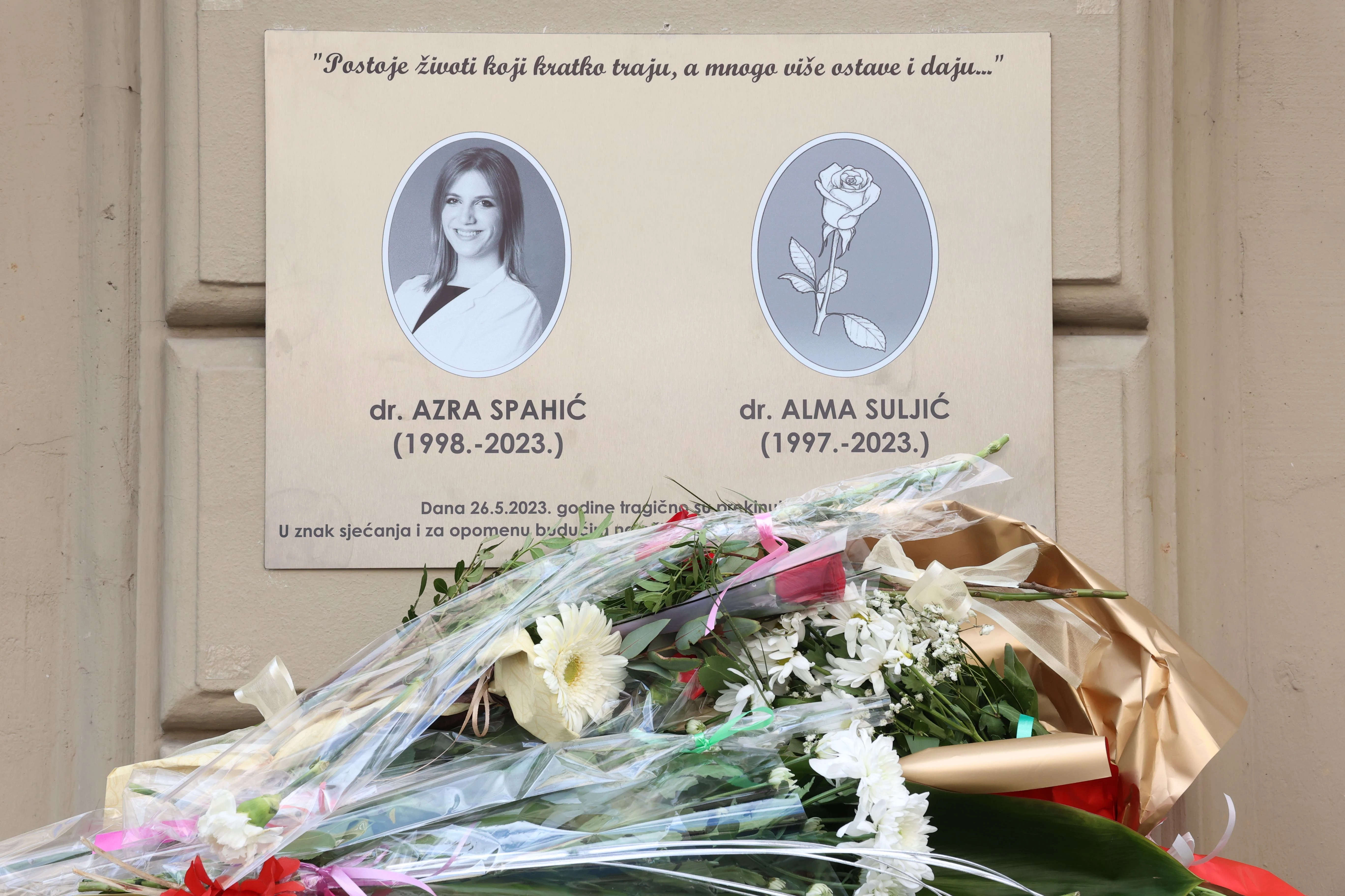  Spomen-ploča u znak sjećanja na mlade liječnice Azru Spahić i Almu Suljić