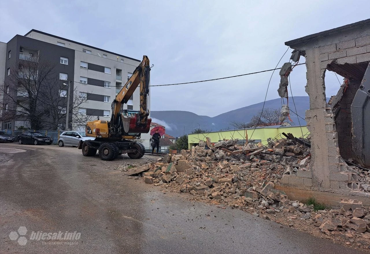 VIDEO | Uklanja se garaža na Bijelom brijegu