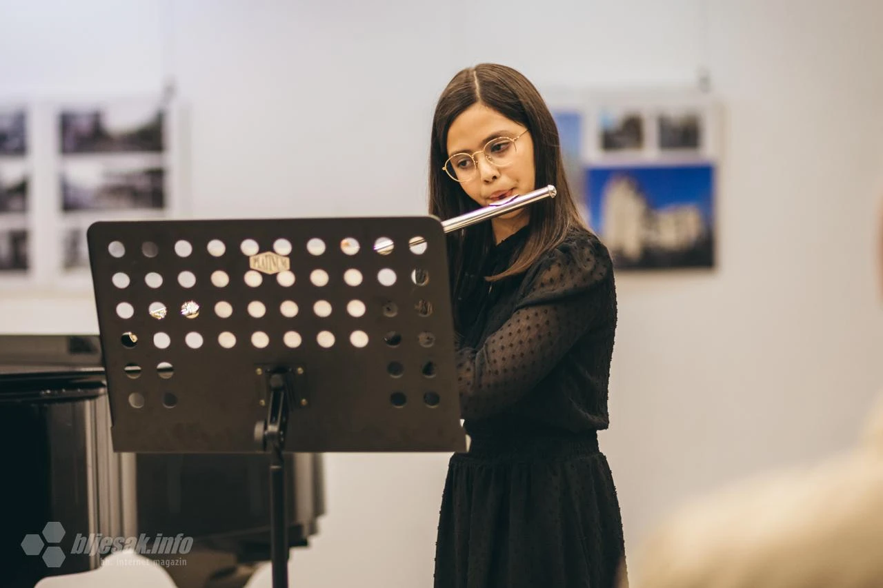 FOTO | Note kao čestitka: Učenici koncertom čestitali Dan žena